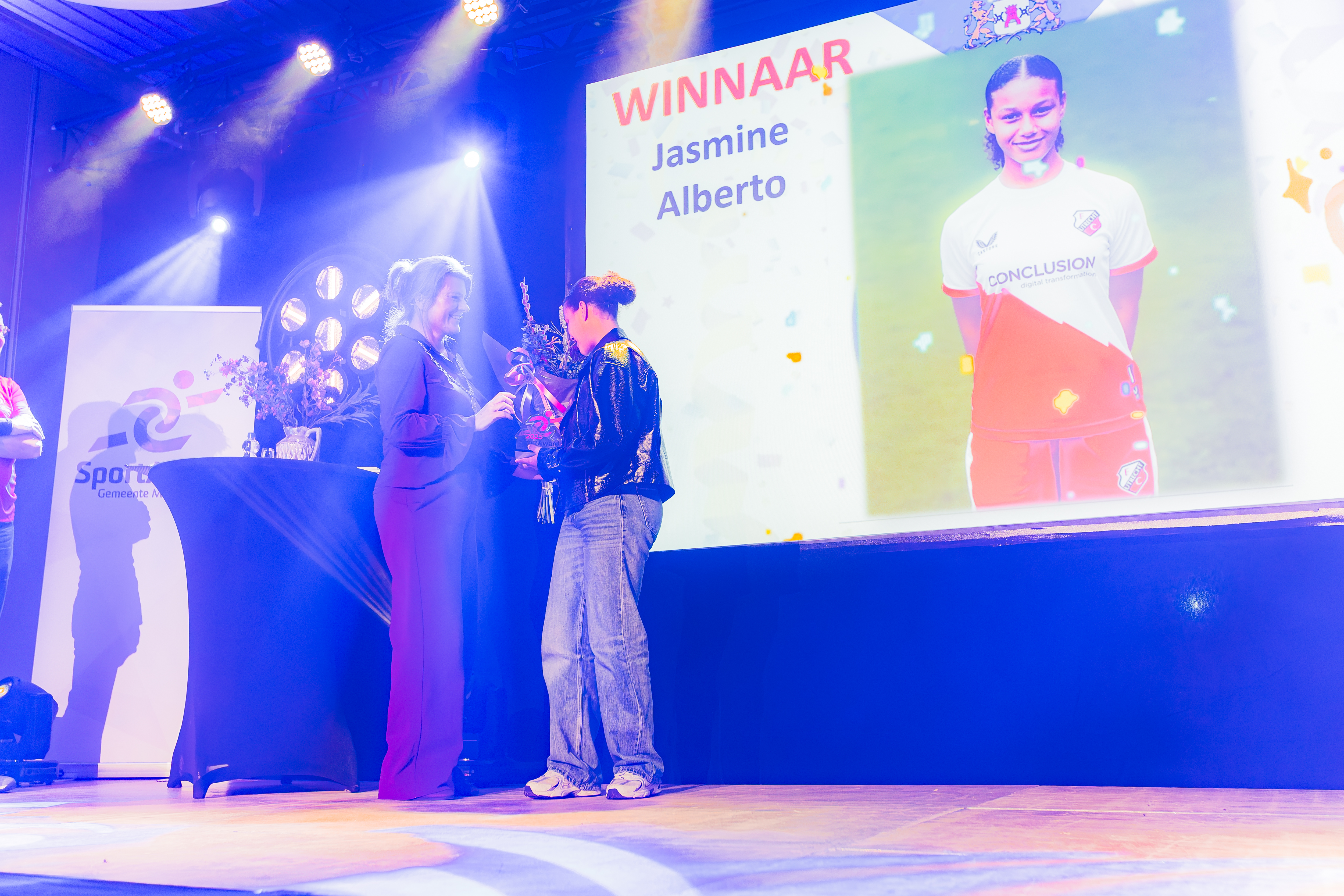 Uitreiking Award door burgemeester aan Jasmine