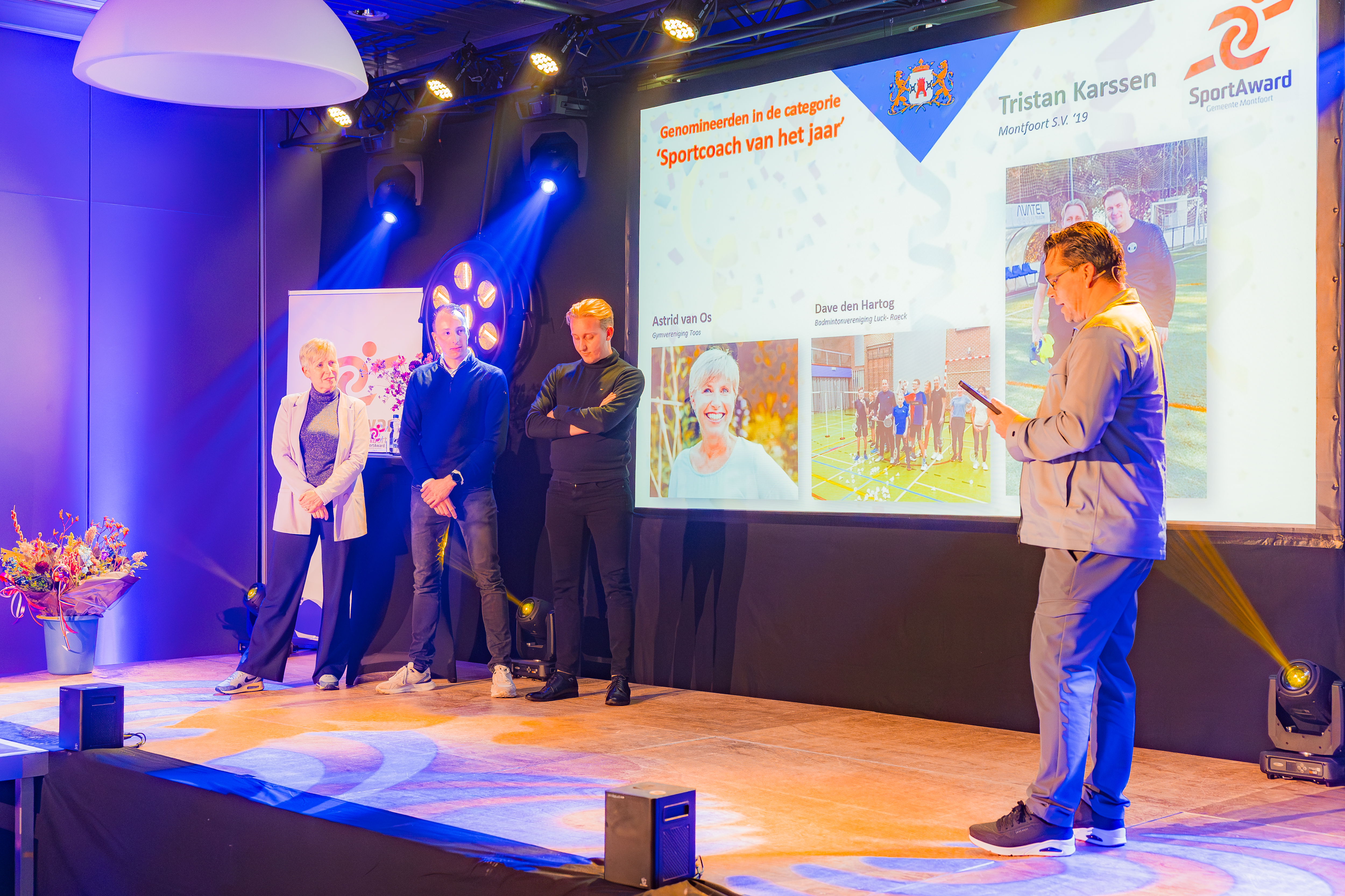Robin met genomineerden op podium sportcoach