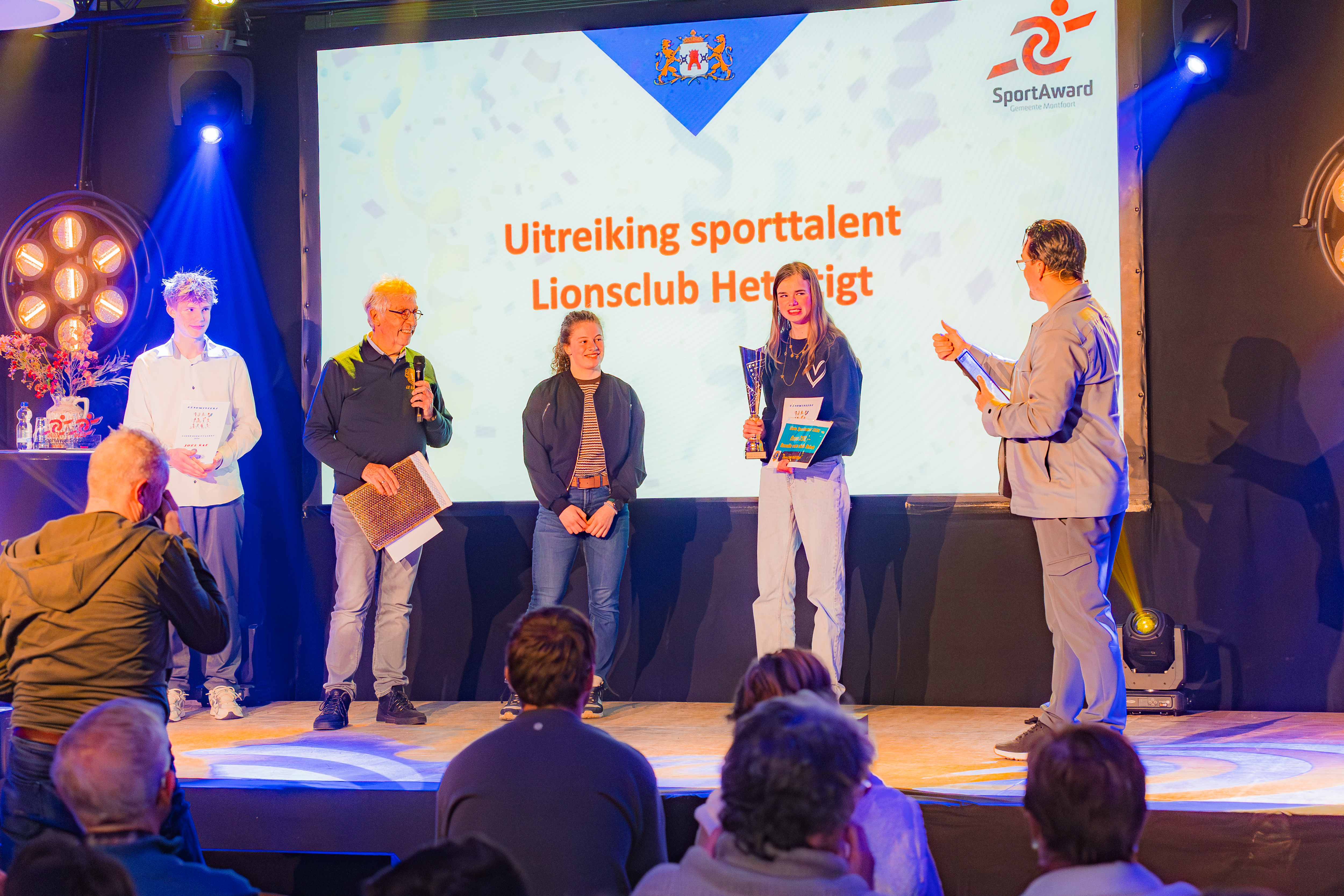 Podium met Joel, Rosalie, Daphne, Robin en Ton