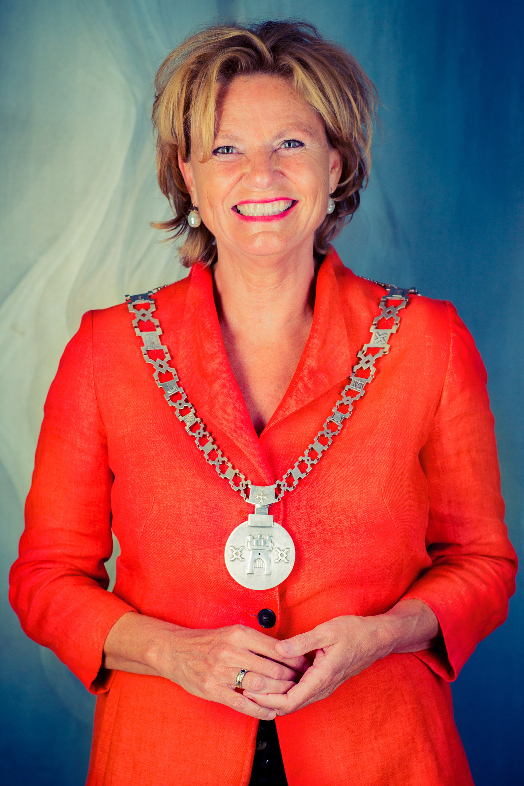 Burgemeester Van Hartskamp met oranje jas